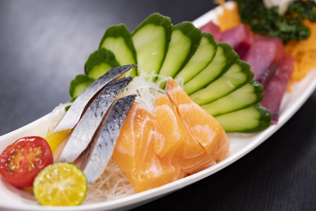 鱼和蔬菜是低碳水化合物生酮饮食的健康部分